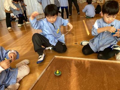名人のようにコマを回す4歳児