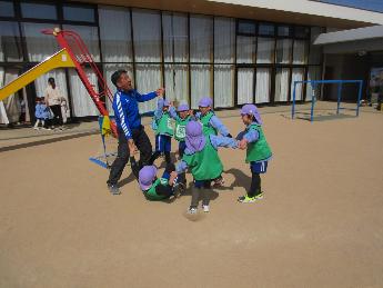 円陣を作ってゴールを喜びあう5歳児