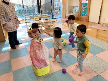 保育室でも豆まきする0・1歳児