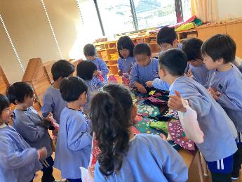 サンタさんからのプレゼントにわきたつこどもたち