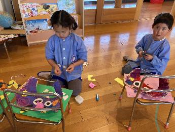 お面をつくる5歳児