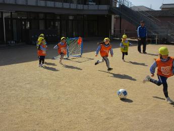 サッカーの試合をする4歳児