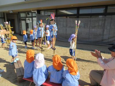 竹馬サンバを披露する5歳児