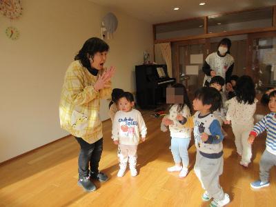 先生とお話ごっこを楽しむ2歳児