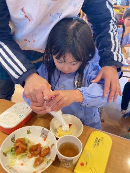 ケーキのクリームを塗るこども