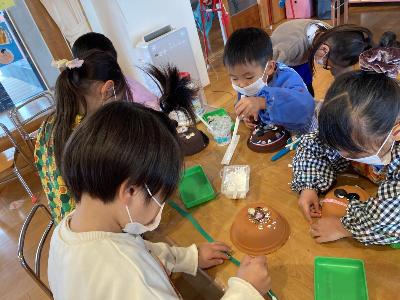 どんぐりの帽子やさんにイメージを広げてつくる4歳児