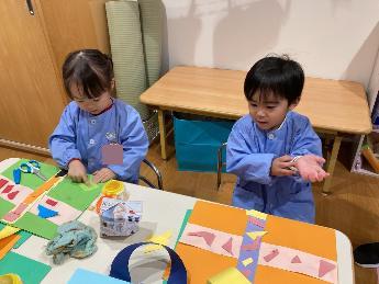 サンタさんへプレゼントバックをつくる3歳児