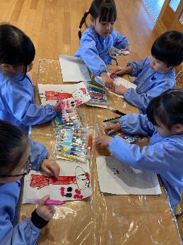 サンタさんへ手紙をかく4歳児