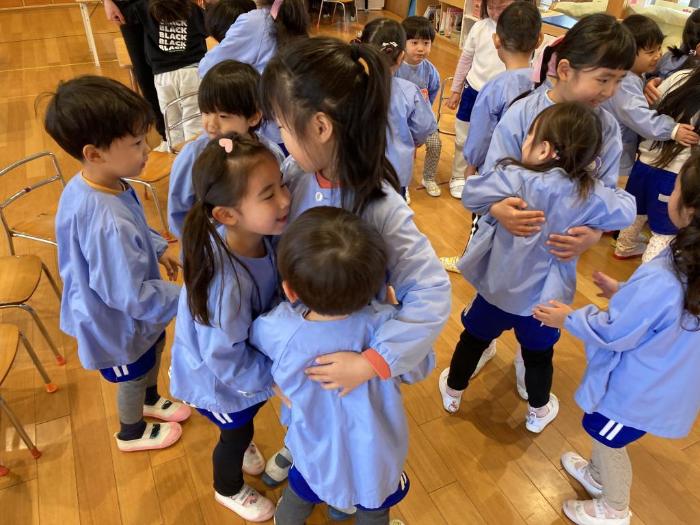 ふれあう3歳児と5歳児