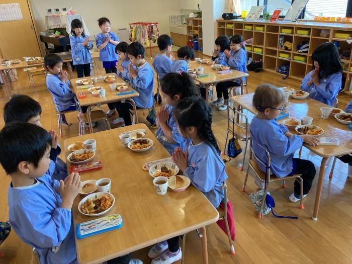 5歳児がバイキング給食を食べる様子