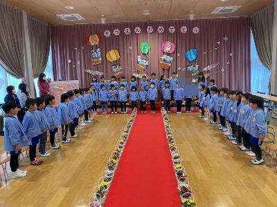 みんなで集まって卒園を祝う様子
