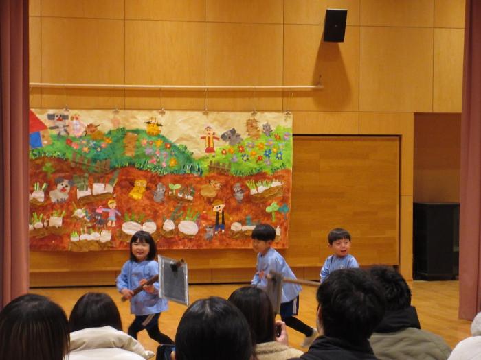 おおきなかぶの劇をする3歳児