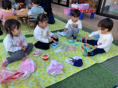 お弁当を食べる2歳児