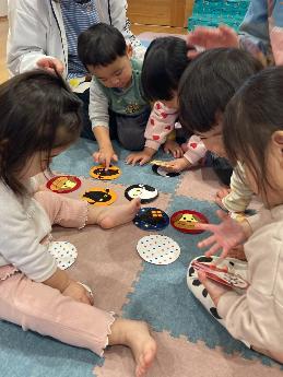 0・1歳児絵カードをとる様子