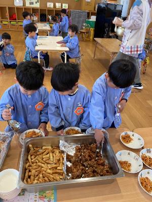 3歳児がバイキングを食べる様子