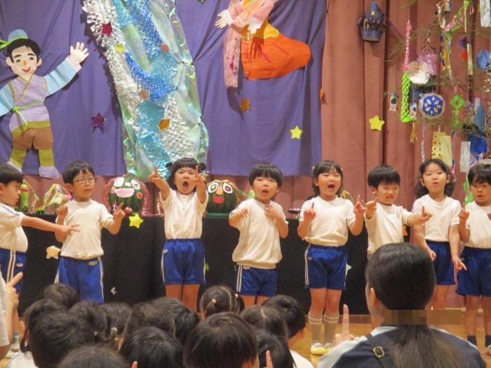 手遊び歌を披露する4歳児