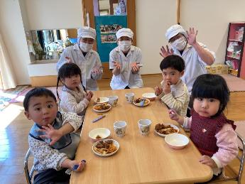 給食さんと0・1歳児たち