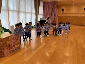 触れ合う4歳児と3歳児