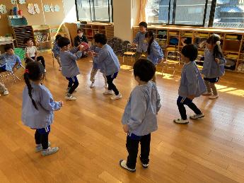 10ぴきのかえるとぎろろんやまの劇を楽しむ4歳児