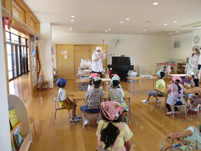 調理師さんから話を聞く5歳児