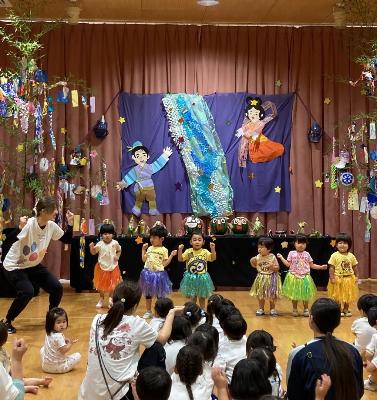 ダンスを披露する2歳児