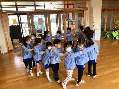 ふれあう4歳児と5歳児