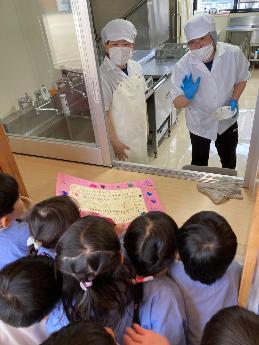 調理師さんにお礼を伝える3歳児