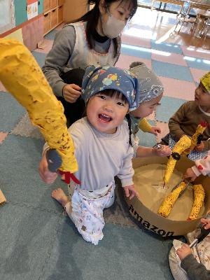 お弁当づくりをして遊ぶ1歳児（エビフライを揚げています）