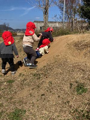 さかみちを歩く0・1歳児
