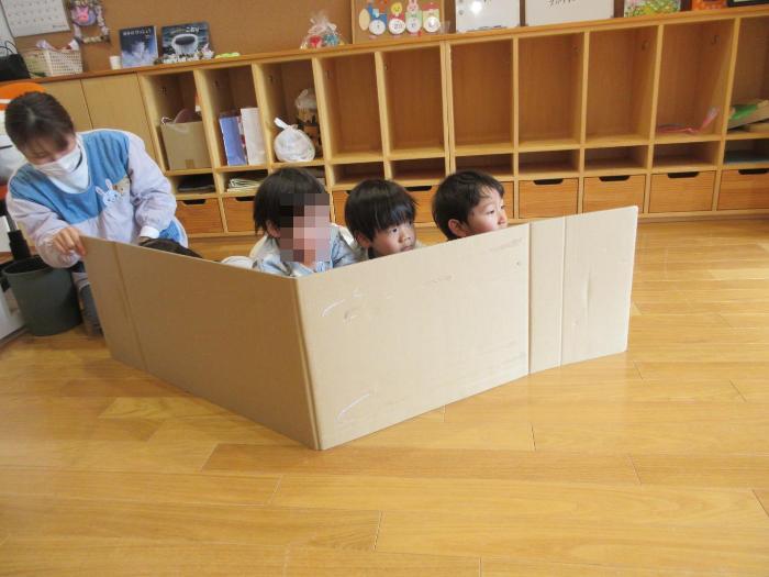 7匹のこやぎごっこをする
