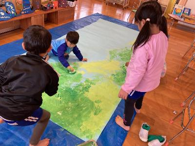 壁面をつくる5歳児
