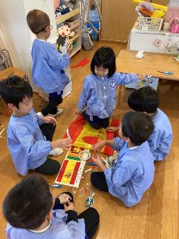 物語の舞台のスペインの旗をつくる5歳児