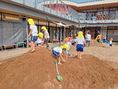 砂場で楽しむこどもたち