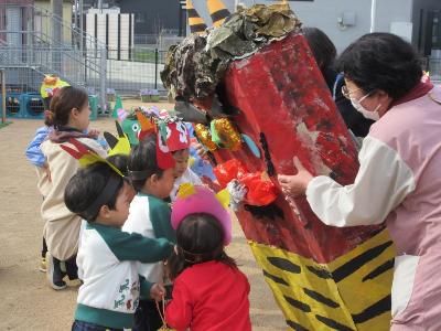 まめまきする2歳児
