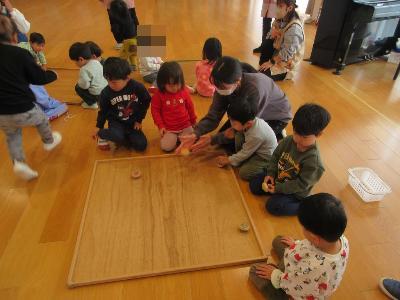 こまに挑戦する2歳児