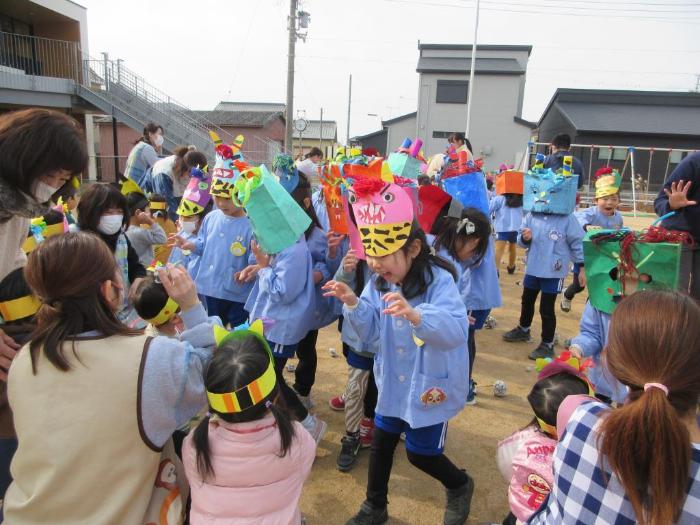4歳児のこどもが年下の友達のために鬼役をしている