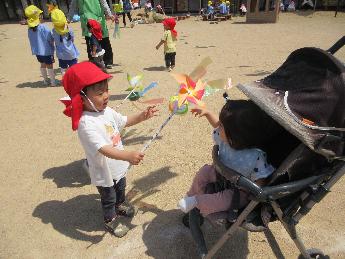 風車を楽しむ1歳児0歳児
