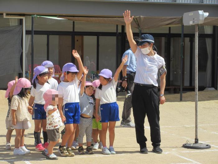 横断歩道の練習をするこども