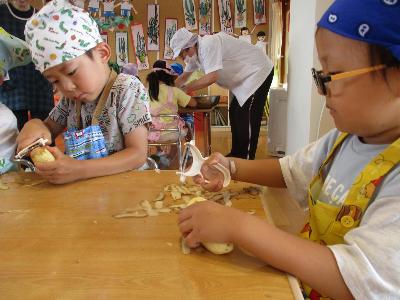 ジャガイモの皮をむく5歳児