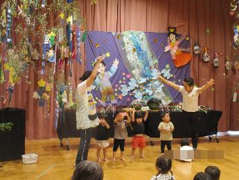 七夕会で出し物を披露する0・1歳児