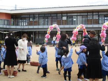 卒園式当日、花道を作ってお祝いする4歳児