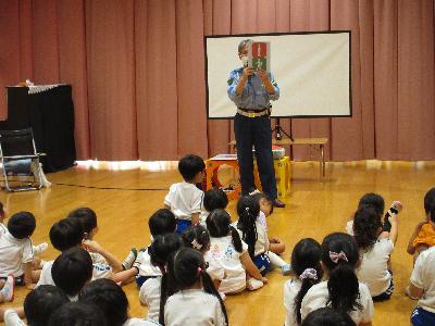 警察官の方から交通安全の話を聞くこども達