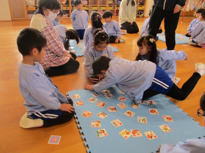 4歳児カルタ取り　飛び込んで取っている。