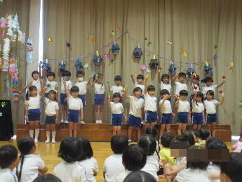 ベル演奏を披露する5歳児