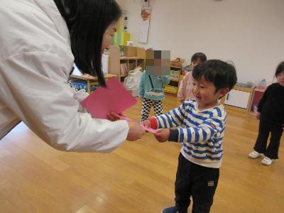 2歳児園長先生から頑張り賞をもらったよ