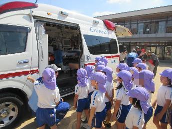 救急車を見せてもらう5歳児