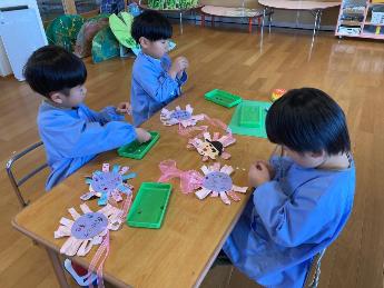 5歳児への贈り物を作る4歳児