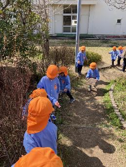 東神吉小学校の校庭で遊ぶ4歳児
