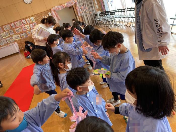 卒園を祝うこども達