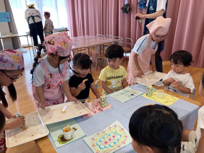 かわいいエプロンでおいしいポテトフライを配膳する5歳児たち